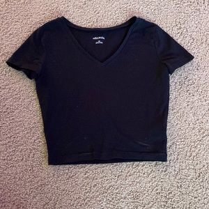 Black v-neck cropped t-shirt